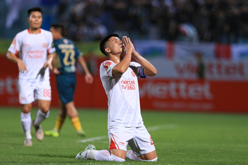 Bùi Tiến Dũng ghi bàn cảm xúc, quỳ gối chắp tay dành tặng anh trai quá cố - Ảnh 4.