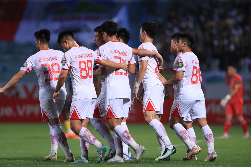 Bùi Tiến Dũng ghi bàn cảm xúc, quỳ gối chắp tay dành tặng anh trai quá cố - Ảnh 6.