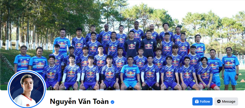 Văn Toàn để ảnh bìa trang Facebook cá nhân là ảnh tập thể của CLB HAGL
