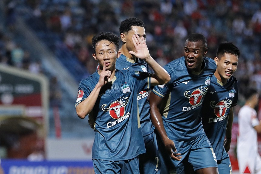 Tạo mưa bàn thắng, Kiatisuk vô tình 'hiến kế' hạ Thái Lan cho HLV Troussier? - Ảnh 1.