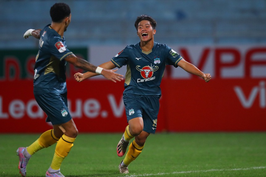 Tạo mưa bàn thắng, Kiatisuk vô tình 'hiến kế' hạ Thái Lan cho HLV Troussier? - Ảnh 2.