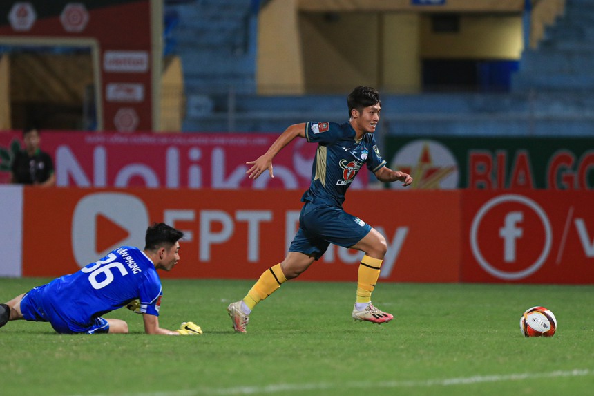 HLV Troussier chứng kiến dàn sao HAGL tỏa sáng, tìm ra đáp án trước thềm SEA Games 32 - Ảnh 12.