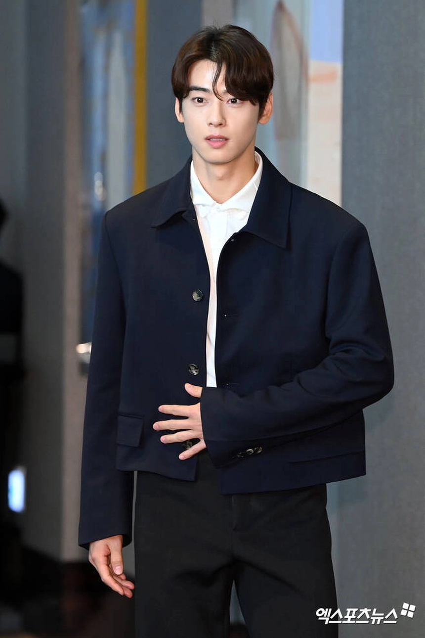 Toàn cảnh đám cưới 2 tỷ của Lee Seung Gi: Khách mời quyền lực như lễ trao giải, lễ đường lộng lẫy, chú rể quỳ xuống hát tặng cô dâu ca khúc đặc biệt - Ảnh 4.