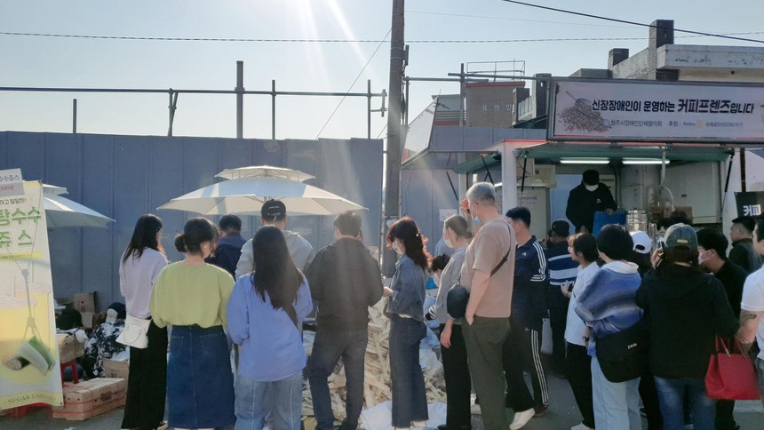 Cô gái bán mía gây sốt ở Hàn Quốc là bà chủ công ty, "rảnh bán mía chơi" ai ngờ 3 ngày kiếm 260 triệu - Ảnh 4. Cô gái bán mía gây sốt ở Hàn Quốc là bà chủ công ty, "rảnh bán mía chơi" ai ngờ 3 ngày kiếm 260 triệu - Ảnh 4.