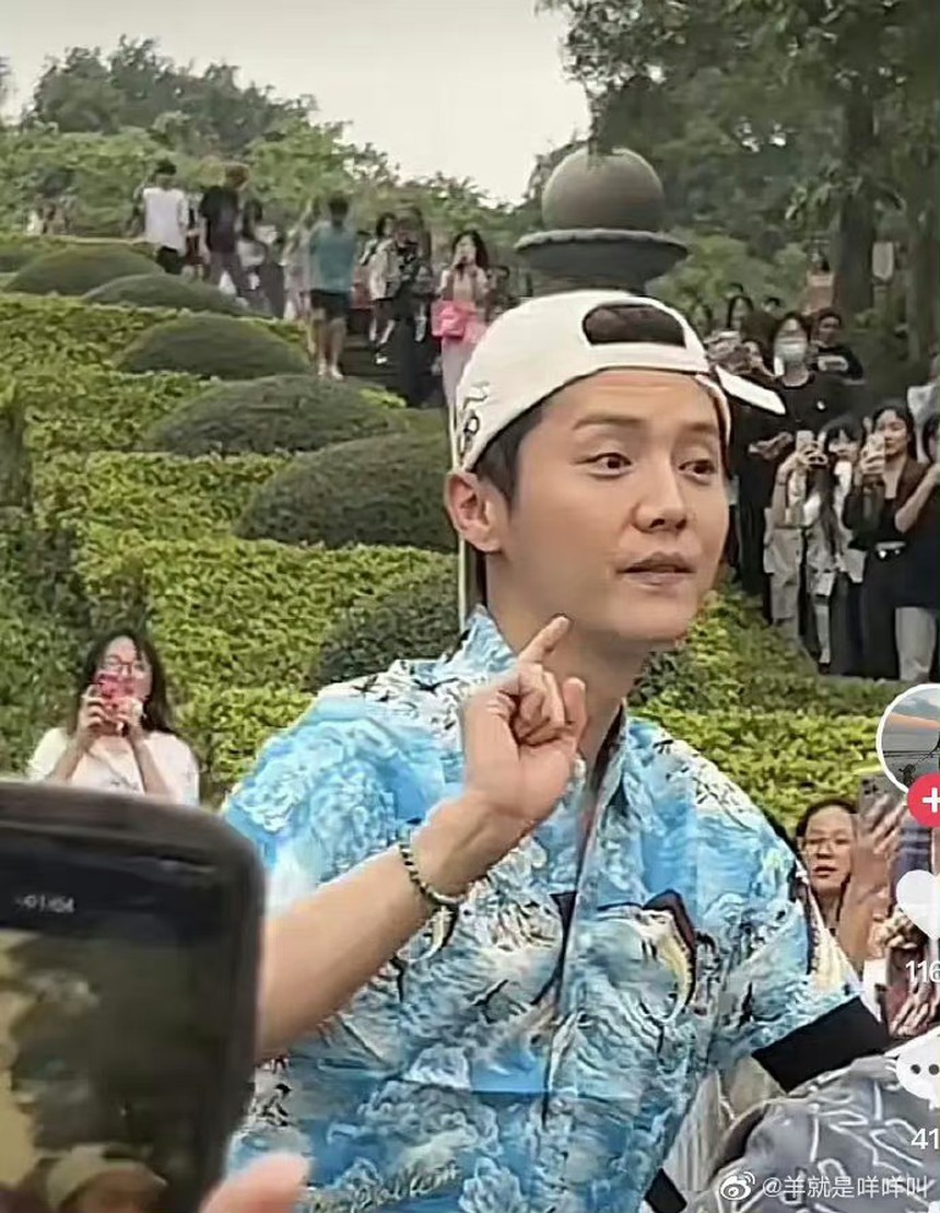 Sốc nặng hình ảnh lão hoá của Lộc Hàm: Thánh hack tuổi "dừ" đau đớn trong ảnh chụp vội? - Ảnh 4.