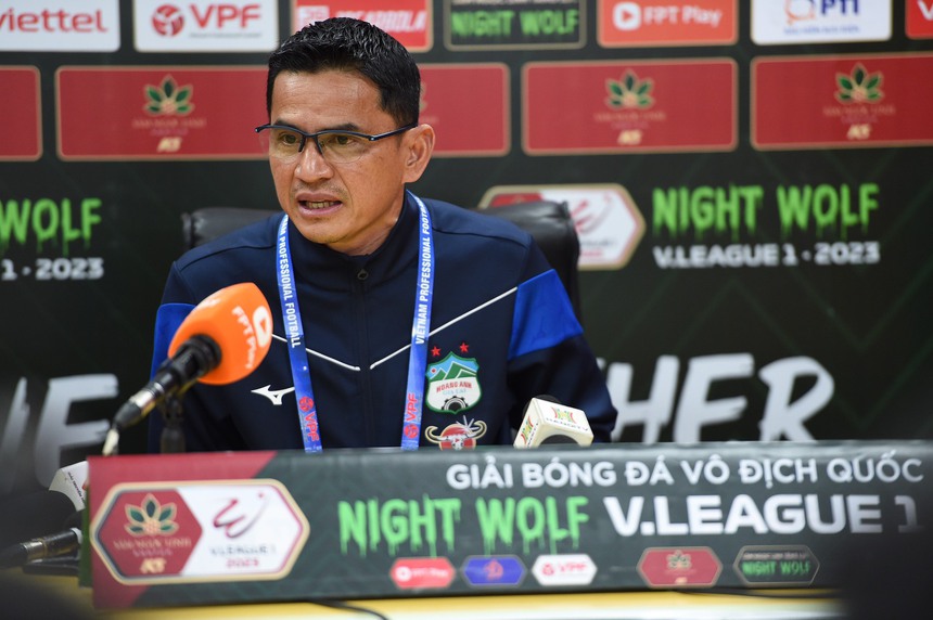 Kitisuk bật cười khi được hỏi việc làm trợ lý cho HLV Troussier - Ảnh 2.