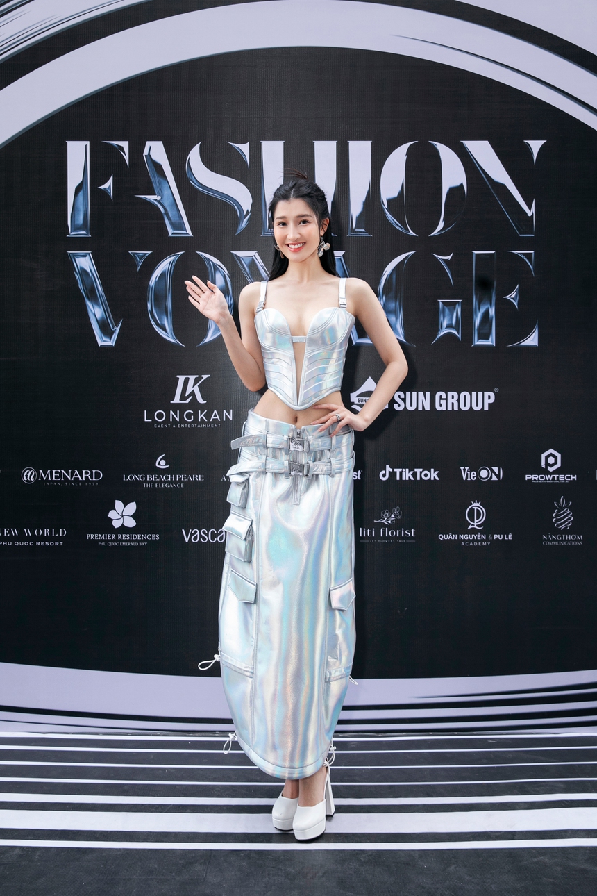 Sao Việt 'chặt chém' bằng váy áo cực căng: Phương Nhi bất ngờ hở bạo, Thanh Thủy mặc váy xuyên thấu chưa sốc bằng mỹ nhân lộ 'phụ tùng' - Ảnh 3.