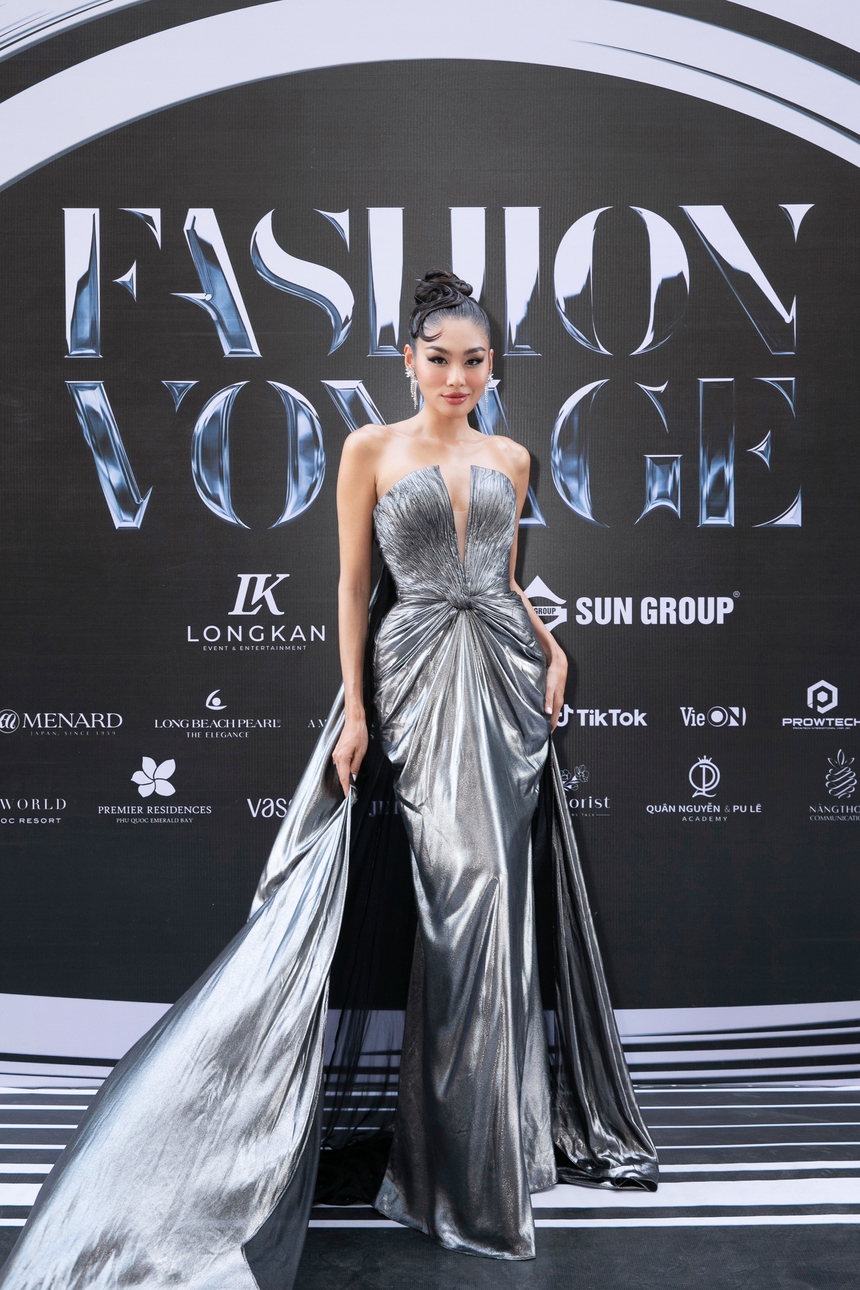 Sao Việt 'chặt chém' bằng váy áo cực căng: Phương Nhi bất ngờ hở bạo, Thanh Thủy mặc váy xuyên thấu chưa sốc bằng mỹ nhân lộ 'phụ tùng' - Ảnh 6.