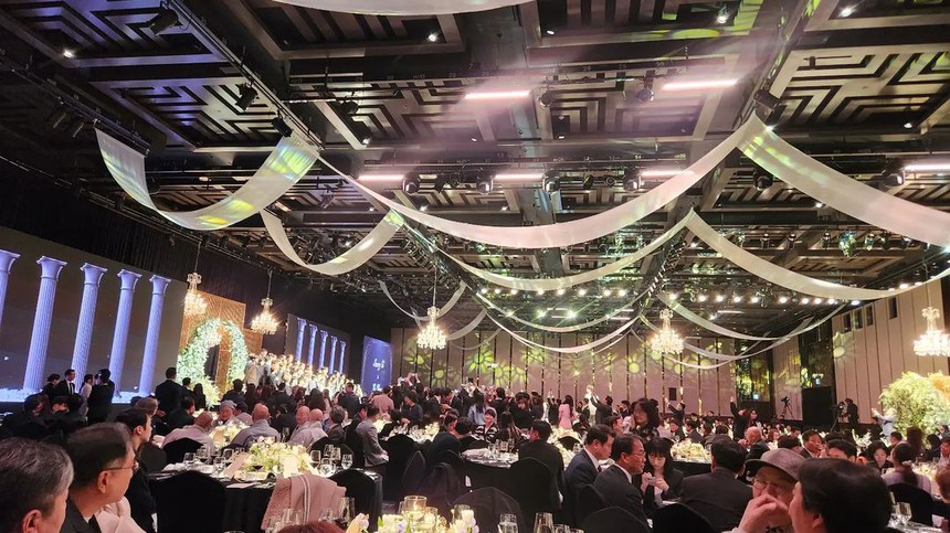 Toàn cảnh đám cưới 2 tỷ của Lee Seung Gi: Khách mời quyền lực như lễ trao giải, lễ đường lộng lẫy, chú rể quỳ xuống hát tặng cô dâu ca khúc đặc biệt - Ảnh 13.