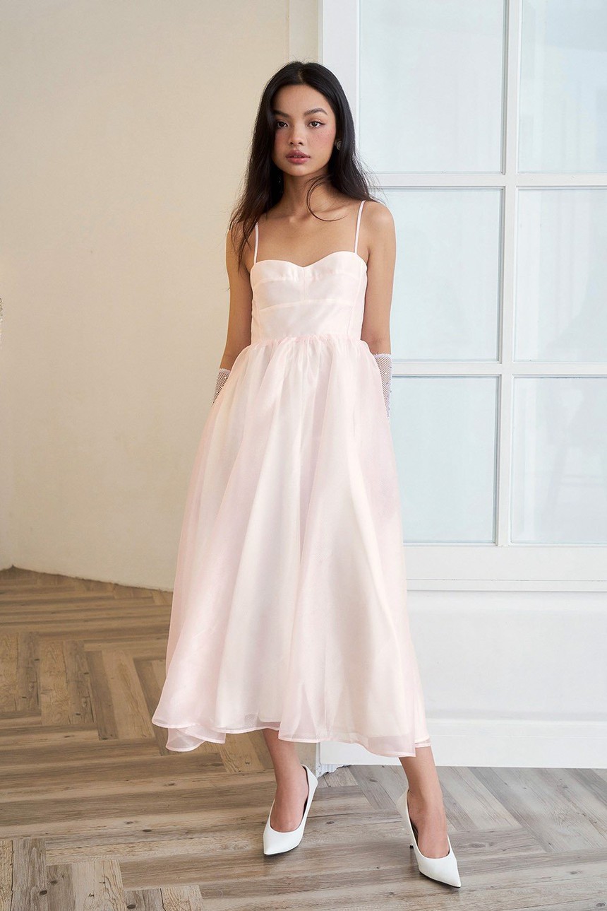 Tăng Thanh Hà lại chuộng kiểu váy giấu dáng này  - Ảnh 2.