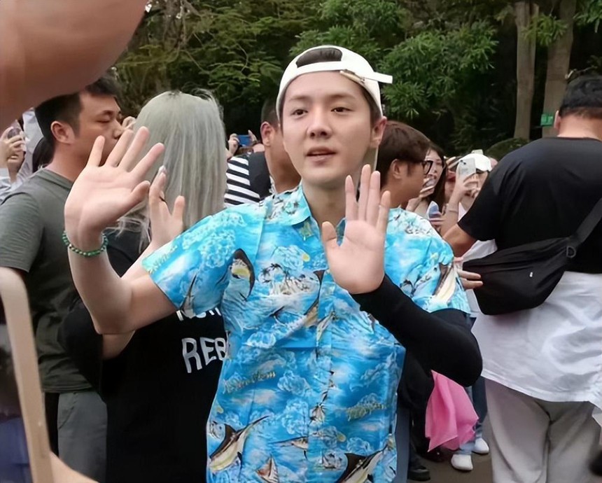 Sốc nặng hình ảnh lão hoá của Lộc Hàm: Thánh hack tuổi "dừ" đau đớn trong ảnh chụp vội? - Ảnh 3.