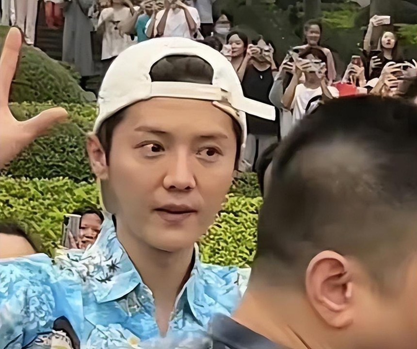 Sốc nặng hình ảnh lão hoá của Lộc Hàm: Thánh hack tuổi "dừ" đau đớn trong ảnh chụp vội? - Ảnh 2.