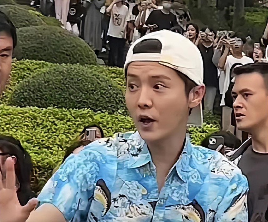 Sốc nặng hình ảnh lão hoá của Lộc Hàm: Thánh hack tuổi "dừ" đau đớn trong ảnh chụp vội? - Ảnh 1.