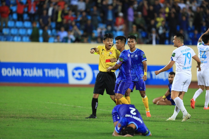 V.League rúng động với quả 11m tranh cãi, HLV phản ứng gay gắt: “Trọng tài sau luật hoàn toàn” - Ảnh 1. V.League rúng động với quả 11m tranh cãi, HLV phản ứng gay gắt: “Trọng tài sau luật hoàn toàn” - Ảnh 1.