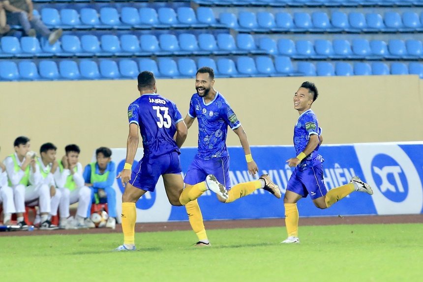 V.League rúng động với quả 11m tranh cãi, HLV phản ứng gay gắt: “Trọng tài sau luật hoàn toàn” - Ảnh 2. V.League rúng động với quả 11m tranh cãi, HLV phản ứng gay gắt: “Trọng tài sau luật hoàn toàn” - Ảnh 2.