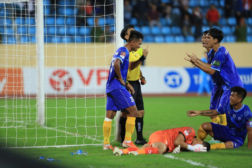 Ban trọng tài VFF lên tiếng, khẳng định trọng tài Trương Hồng Vũ thổi đúng ở quả 11m tranh cãi - Ảnh 4.