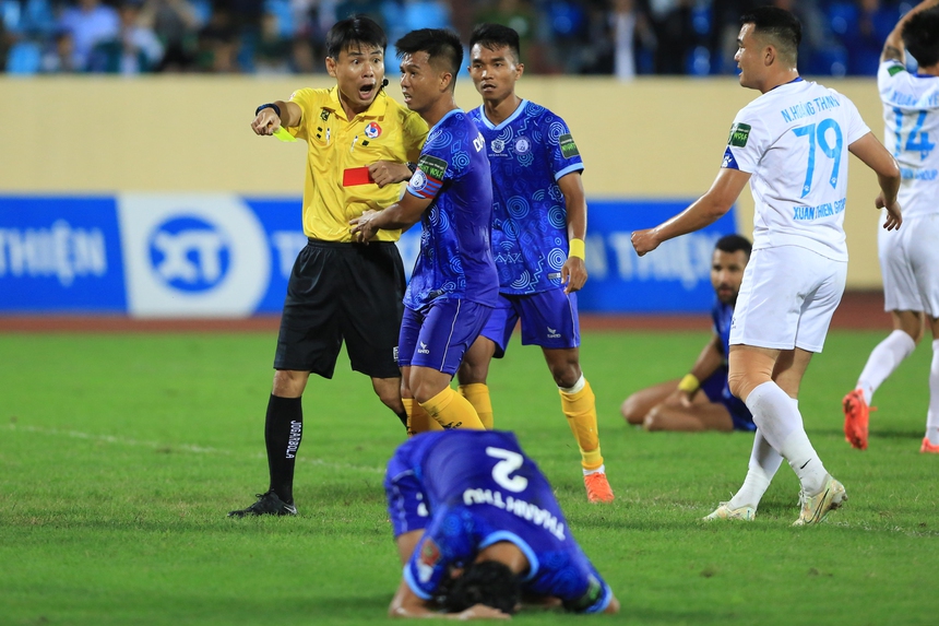 Drama quả 11m tranh cãi ở V.League: Trọng tài từng bị VPF treo còi vĩnh viễn, chê "chuyên môn kém" - Ảnh 1.