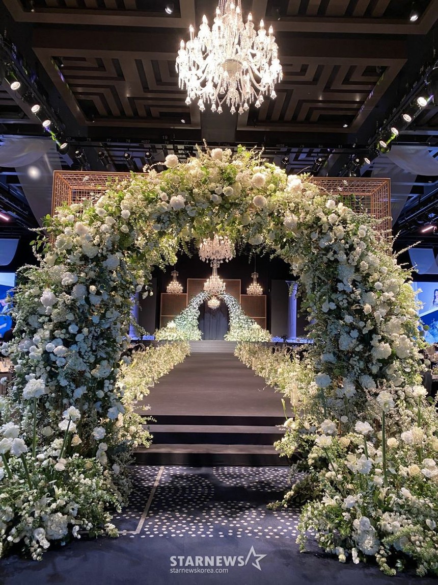 Hé lộ hình ảnh đầu tiên từ hôn lễ 2 tỷ của Lee Seung Gi: An ninh nghiêm ngặt, dàn sao quyền lực nhất lộ diện - Ảnh 2.