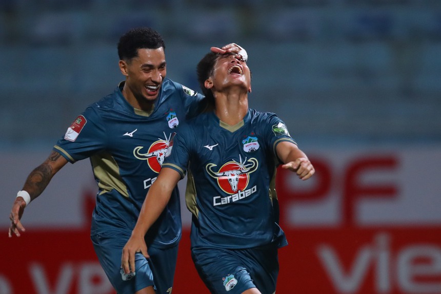 Đằng sau thắng lợi giòn giã của HAGL là “cơn đau” không dễ tìm thuốc giải với V.League - Ảnh 3. Đằng sau thắng lợi giòn giã của HAGL là “cơn đau” không dễ tìm thuốc giải với V.League - Ảnh 3.