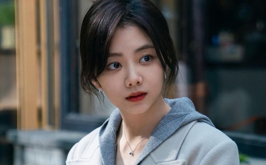 'Đá bay' Lưu Diệc Phi lẫn Đàm Tùng Vận, tiểu hoa mặt đơ này mới là nữ chính hot nhất phim Trung quý 1! - Ảnh 2.