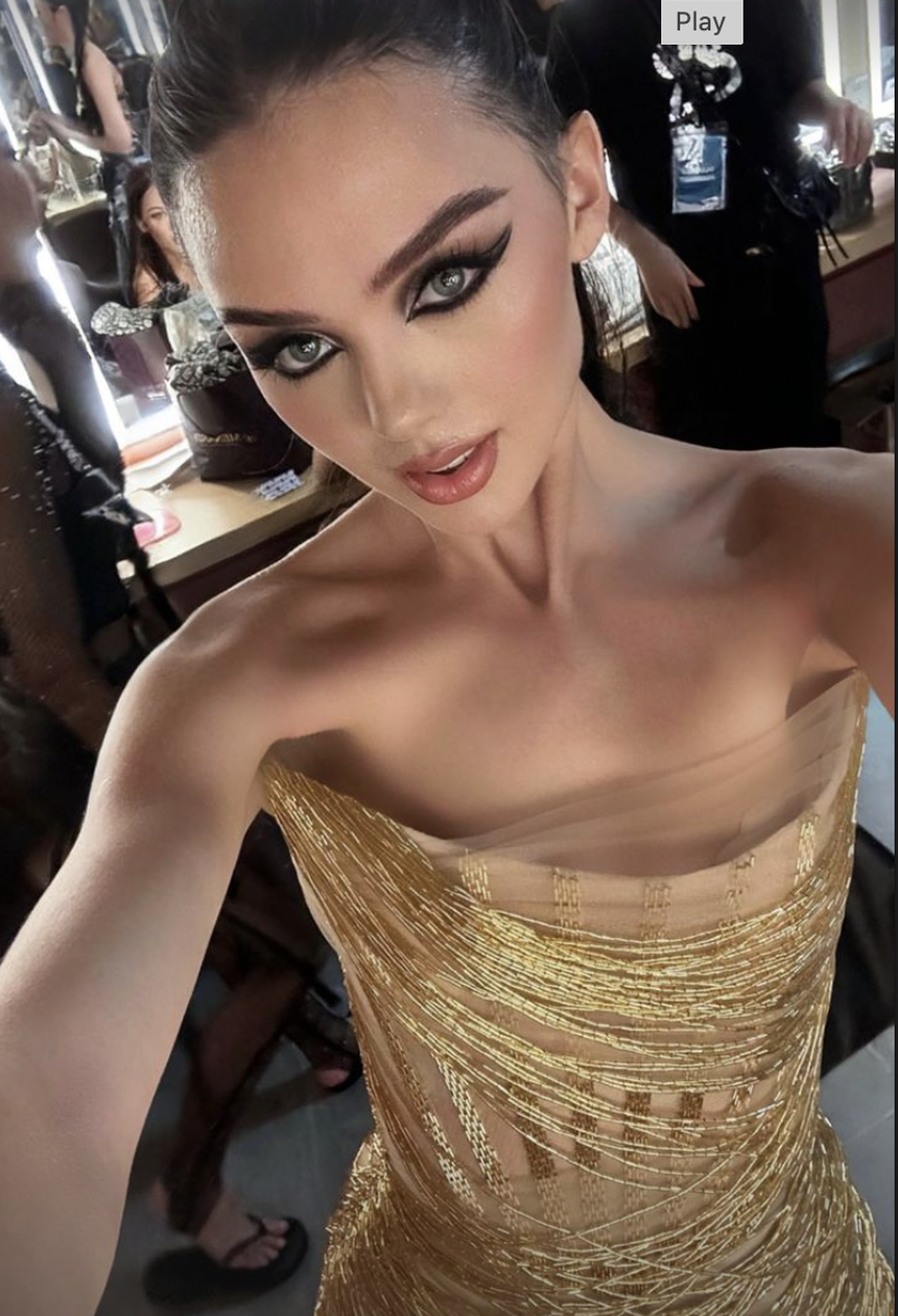 Vợ Tây của Bùi Tiến Dũng 'đắt show' thời trang hậu sinh con, nhan sắc cực bén sánh vai cùng dàn hoa hậu Việt - Ảnh 2. Vợ Tây của Bùi Tiến Dũng 'đắt show' thời trang hậu sinh con, nhan sắc cực bén sánh vai cùng dàn hoa hậu Việt - Ảnh 2.