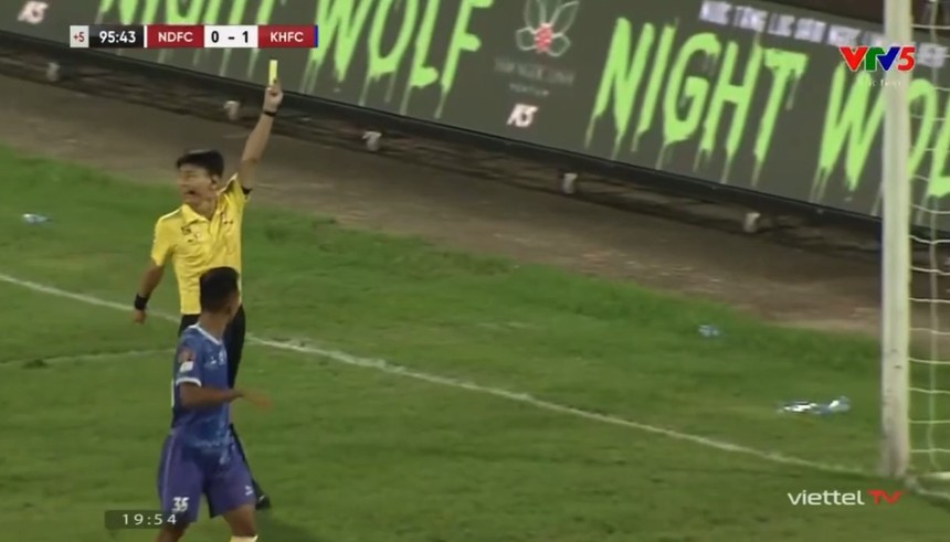 HLV Khánh Hòa chỉ trích trọng tài về quả 11m gây tranh cãi sau màn bẻ còi gây xôn xao V-League - Ảnh 5.