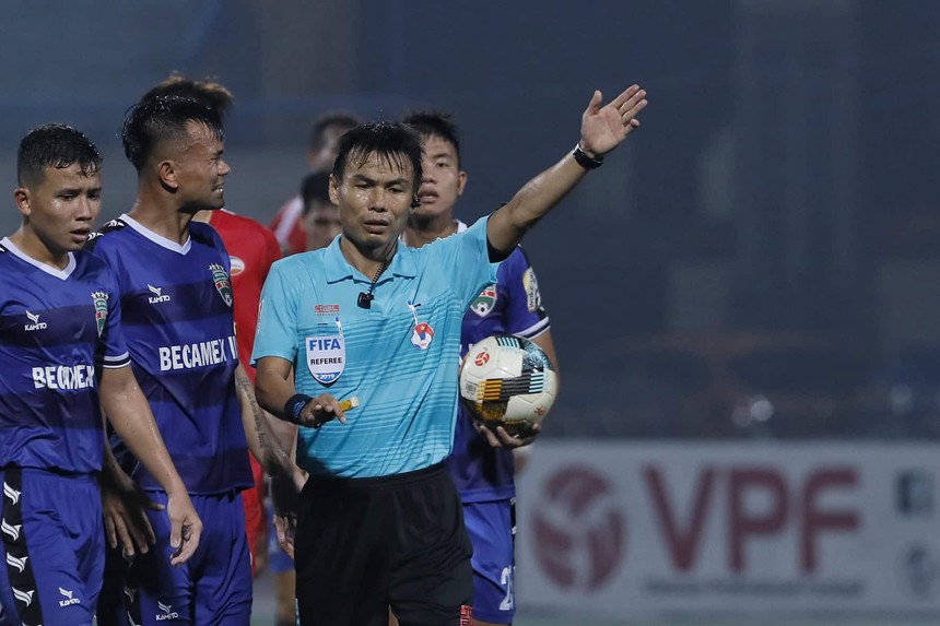 Drama quả 11m tranh cãi ở V.League: Trọng tài từng bị VPF treo còi vĩnh viễn, chê "chuyên môn kém" - Ảnh 3.