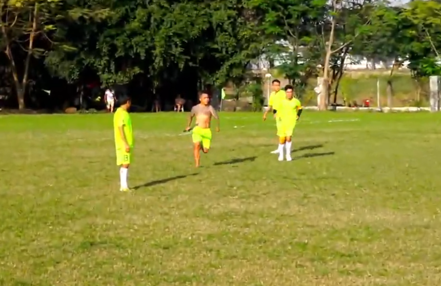 Phẫn nộ khoảnh khắc cầu thủ phủi cầm vũ khí đuổi đánh trọng tài - Ảnh 2.