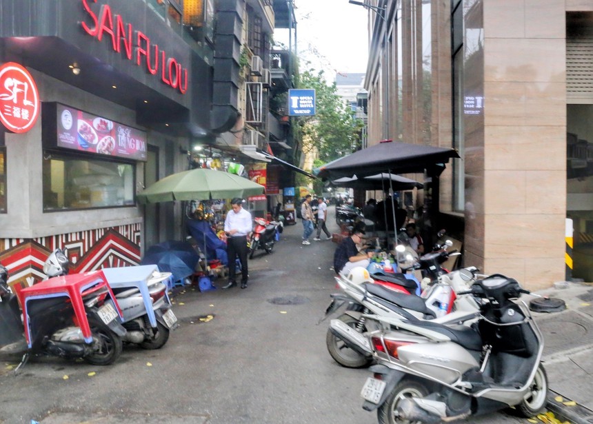 Hà Nội phạt hơn 1.640 trường hợp vi phạm trong 'chiến dịch giành lại vỉa hè' - Ảnh 1. Hà Nội phạt hơn 1.640 trường hợp vi phạm trong 'chiến dịch giành lại vỉa hè' - Ảnh 1.