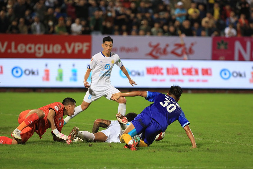 Trọng tài làm dậy sóng ngày V-League trở lại - Ảnh 1. Trọng tài làm dậy sóng ngày V-League trở lại - Ảnh 1.