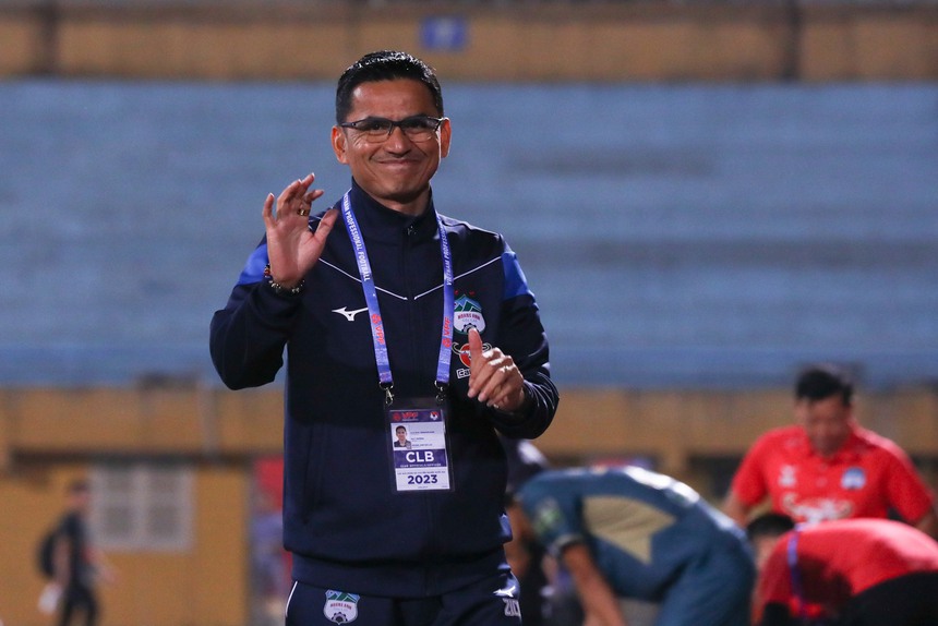 HLV Kiatisuk của HAGL đốn tim CĐV với màn hát quốc ca Việt Nam, được so sánh với thầy Park - Ảnh 4.