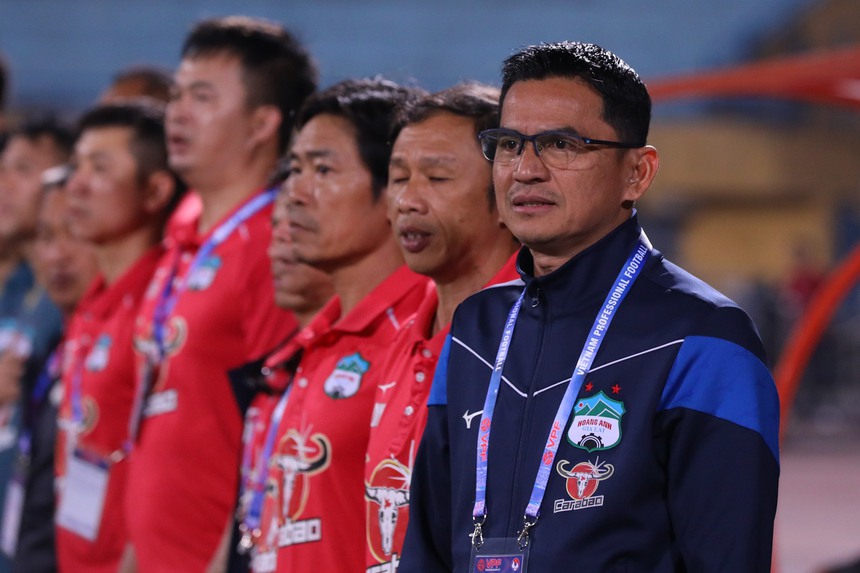 HLV Kiatisuk của HAGL đốn tim CĐV với màn hát quốc ca Việt Nam, được so sánh với thầy Park - Ảnh 3.