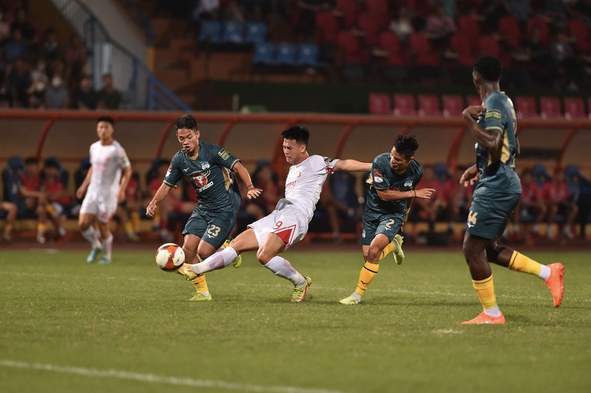 HLV Troussier chứng kiến dàn sao HAGL tỏa sáng, tìm ra đáp án trước thềm SEA Games 32 - Ảnh 6.