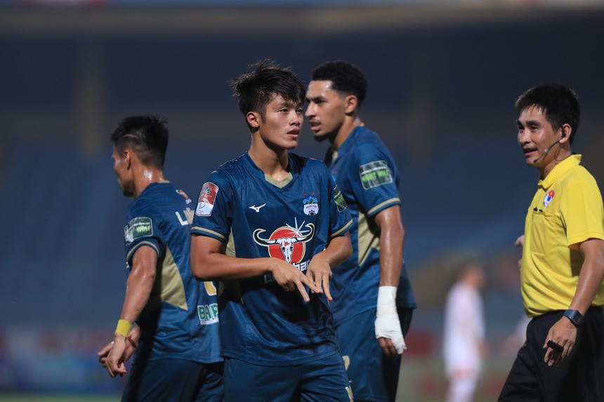 Sao trẻ HAGL nhận mưa tiền thưởng sau khi tạo 'địa chấn' ở V-League, HLV Troussier mừng thầm trước SEA Games - Ảnh 2.