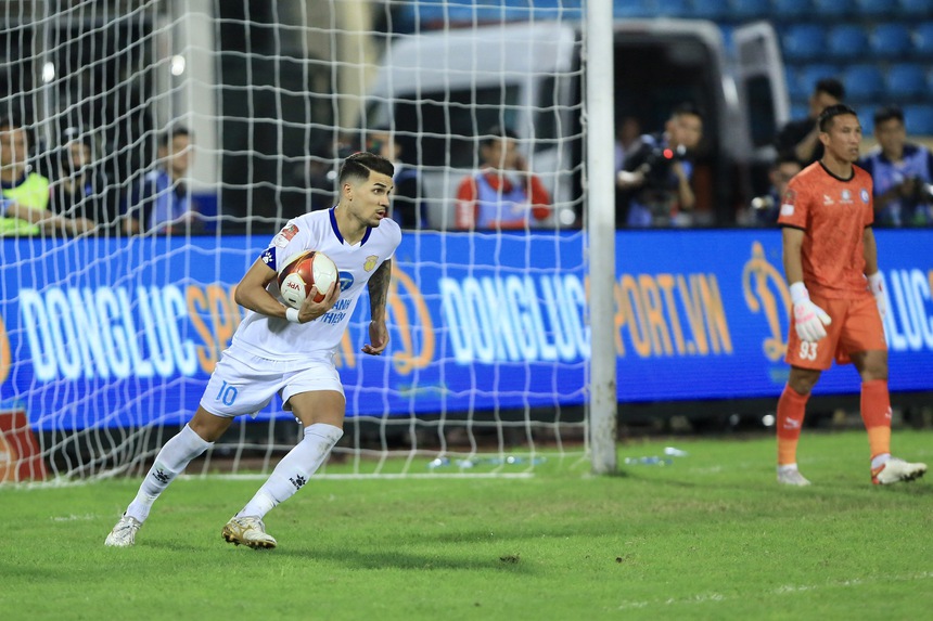 Hendrio lập công trên chấm 11m, giữ lại 1 điểm cho Nam Định