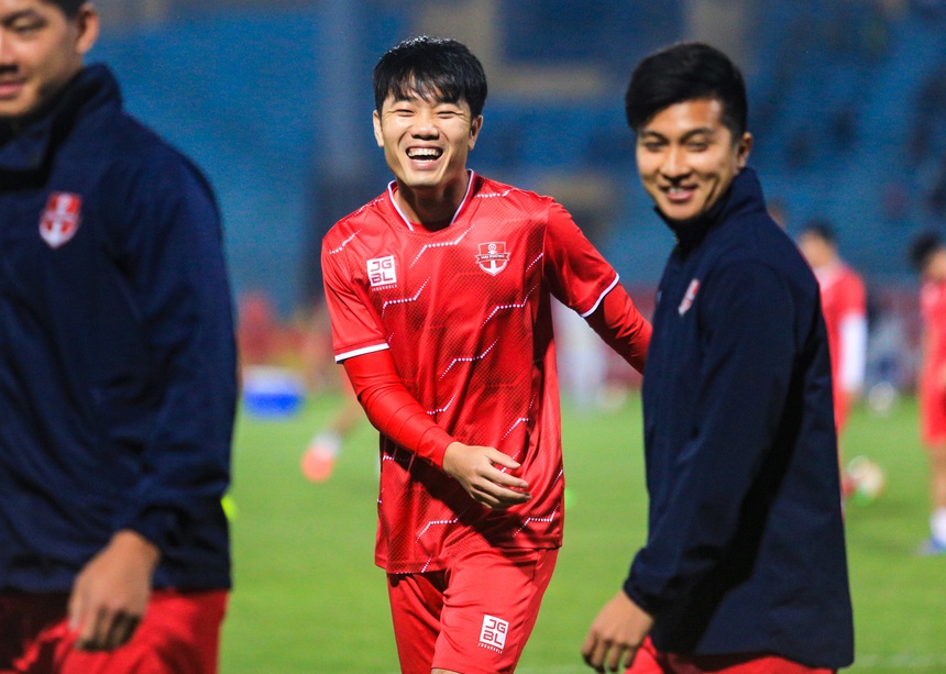 Xuân Trường bị hớ khi lên nhầm xe đối thủ, vội vàng 'quay xe' trong ngượng ngùng - Ảnh 3.