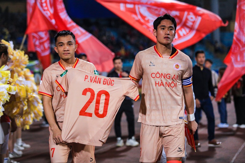 Xuân Trường bị hớ khi lên nhầm xe đối thủ, vội vàng 'quay xe' trong ngượng ngùng - Ảnh 5.