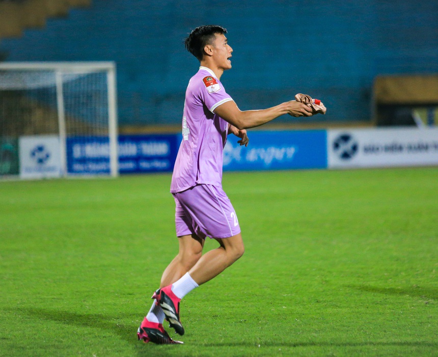 Xuân Trường bị hớ khi lên nhầm xe đối thủ, vội vàng 'quay xe' trong ngượng ngùng - Ảnh 7.