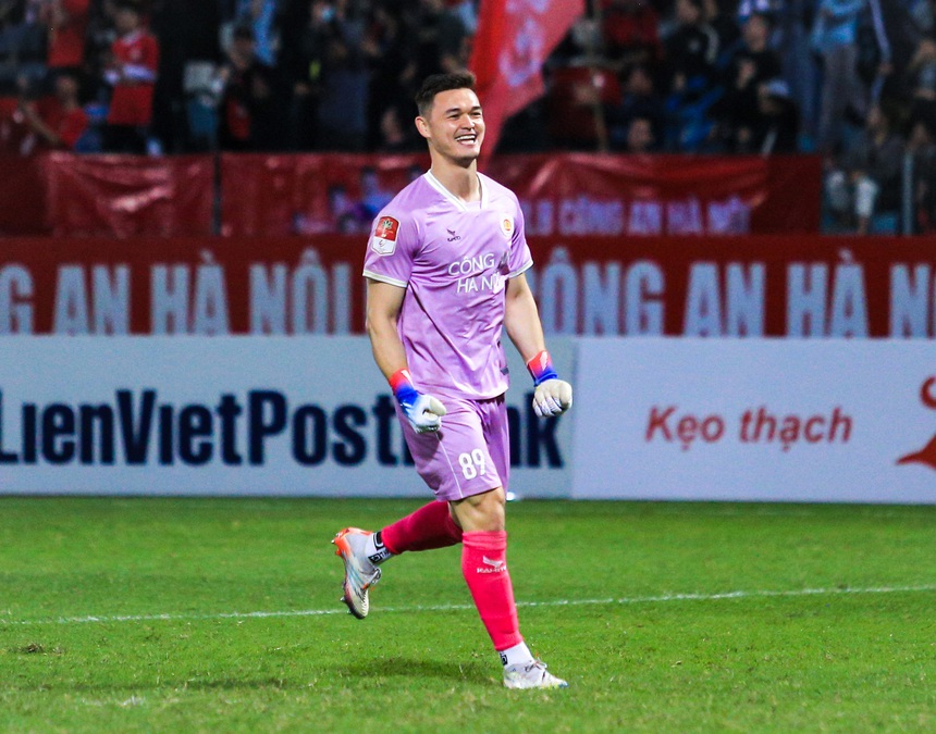 Xuân Trường bị hớ khi lên nhầm xe đối thủ, vội vàng 'quay xe' trong ngượng ngùng - Ảnh 10.