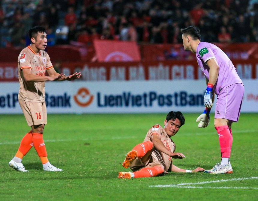 Xuân Trường bị hớ khi lên nhầm xe đối thủ, vội vàng 'quay xe' trong ngượng ngùng - Ảnh 9.