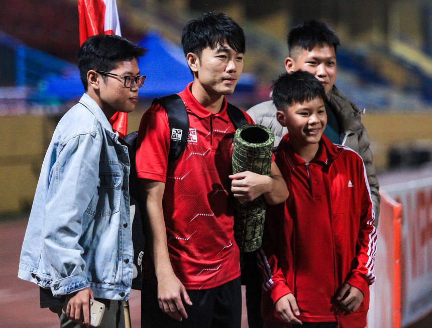 Xuân Trường bị hớ khi lên nhầm xe đối thủ, vội vàng 'quay xe' trong ngượng ngùng - Ảnh 2.