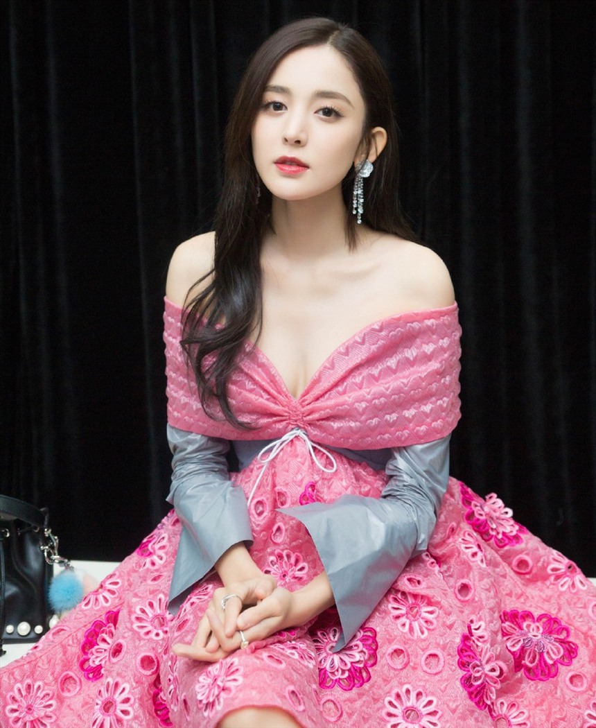 Tranh cãi với màn so kè nhan sắc của Địch Lệ Nhiệt Ba và Cổ Lực Na Trát: Netizen gay gắt "đều là mỹ nữ, cần gì phải hơn thua" - Ảnh 3.