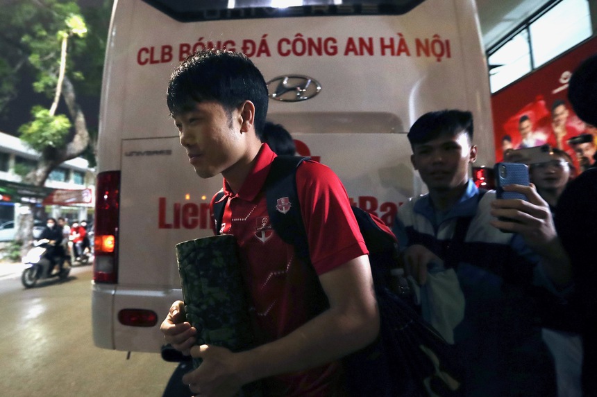 Xuân Trường bị hớ khi lên nhầm xe đối thủ, vội vàng 'quay xe' trong ngượng ngùng - Ảnh 1.