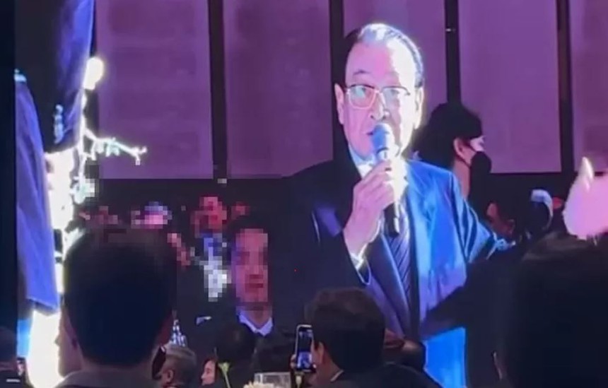 “Ông nội quốc dân” gặp sự cố khi phát biểu tại đám cưới Lee Seung Gi, nói gì mà khiến cô dâu chú rể toát mồ hôi hột thế này? - Ảnh 2. “Ông nội quốc dân” gặp sự cố khi phát biểu tại đám cưới Lee Seung Gi, nói gì mà khiến cô dâu chú rể toát mồ hôi hột thế này? - Ảnh 2.