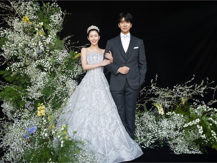 Công bố ảnh cưới đẹp như mơ của Lee Seung Gi: Cô dâu cười tít mắt, chú rể có cử chỉ ngọt ngào muốn "trụy tim" - Ảnh 2.
