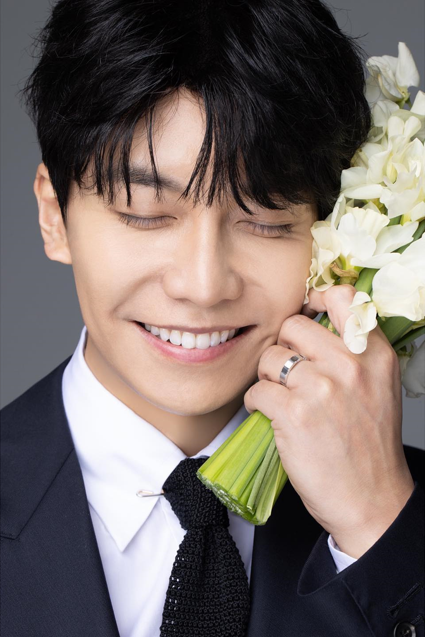 Công bố ảnh cưới đẹp như mơ của Lee Seung Gi: Cô dâu cười tít mắt, chú rể có cử chỉ ngọt ngào muốn "trụy tim" - Ảnh 5.