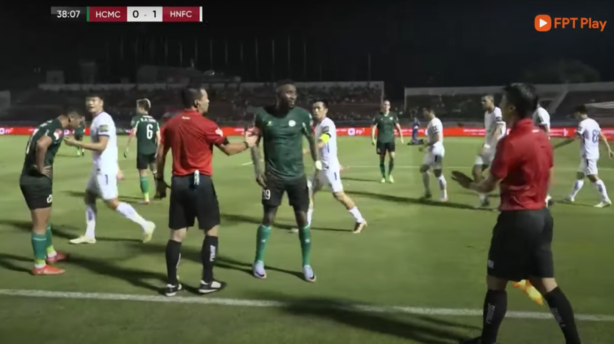 Trọng tài lại bị phản ứng ở trận Hà Nội FC thắng CLB TP.HCM - Ảnh 2.