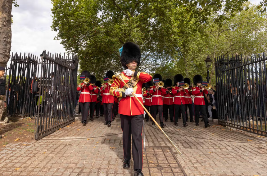Lính của Vua Charles phải sống trong điều kiện như “khu ổ chuột”, rác thải chất đống, chuột bò lổm ngổm, kiến nghị lên cấp trên đều bị gạt đi - Ảnh 1.