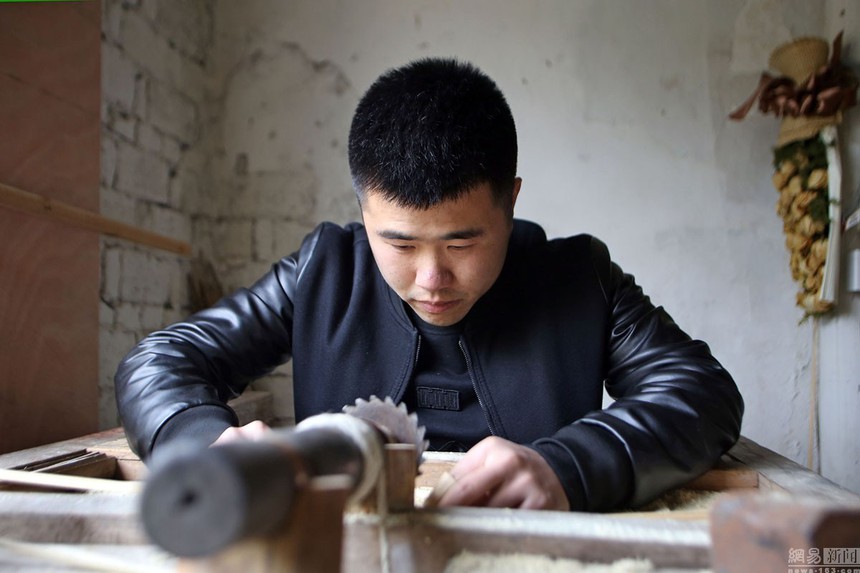 Truyền nhân nghề làm ô giấy dầu: Biến vật che mưa thành tác phẩm nghệ thuật vươn tầm quốc tế, đưa nét đẹp cổ trang tinh túy vào thẩm mỹ của giới trẻ - Ảnh 5. Truyền nhân nghề làm ô giấy dầu: Biến vật che mưa thành tác phẩm nghệ thuật vươn tầm quốc tế, đưa nét đẹp cổ trang tinh túy vào thẩm mỹ của giới trẻ - Ảnh 5.