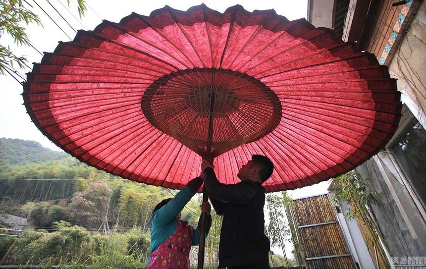 Truyền nhân nghề làm ô giấy dầu: Biến vật che mưa thành tác phẩm nghệ thuật vươn tầm quốc tế, đưa nét đẹp cổ trang tinh túy vào thẩm mỹ của giới trẻ - Ảnh 6. Truyền nhân nghề làm ô giấy dầu: Biến vật che mưa thành tác phẩm nghệ thuật vươn tầm quốc tế, đưa nét đẹp cổ trang tinh túy vào thẩm mỹ của giới trẻ - Ảnh 6.